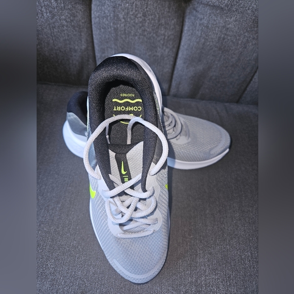 Nike Revolution 7 Size 8 - Picture 2 of 6